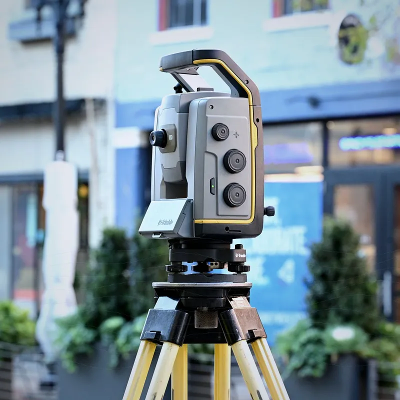 Total station cihazıyla açı ve mesafe ölçümü yapan mühendis